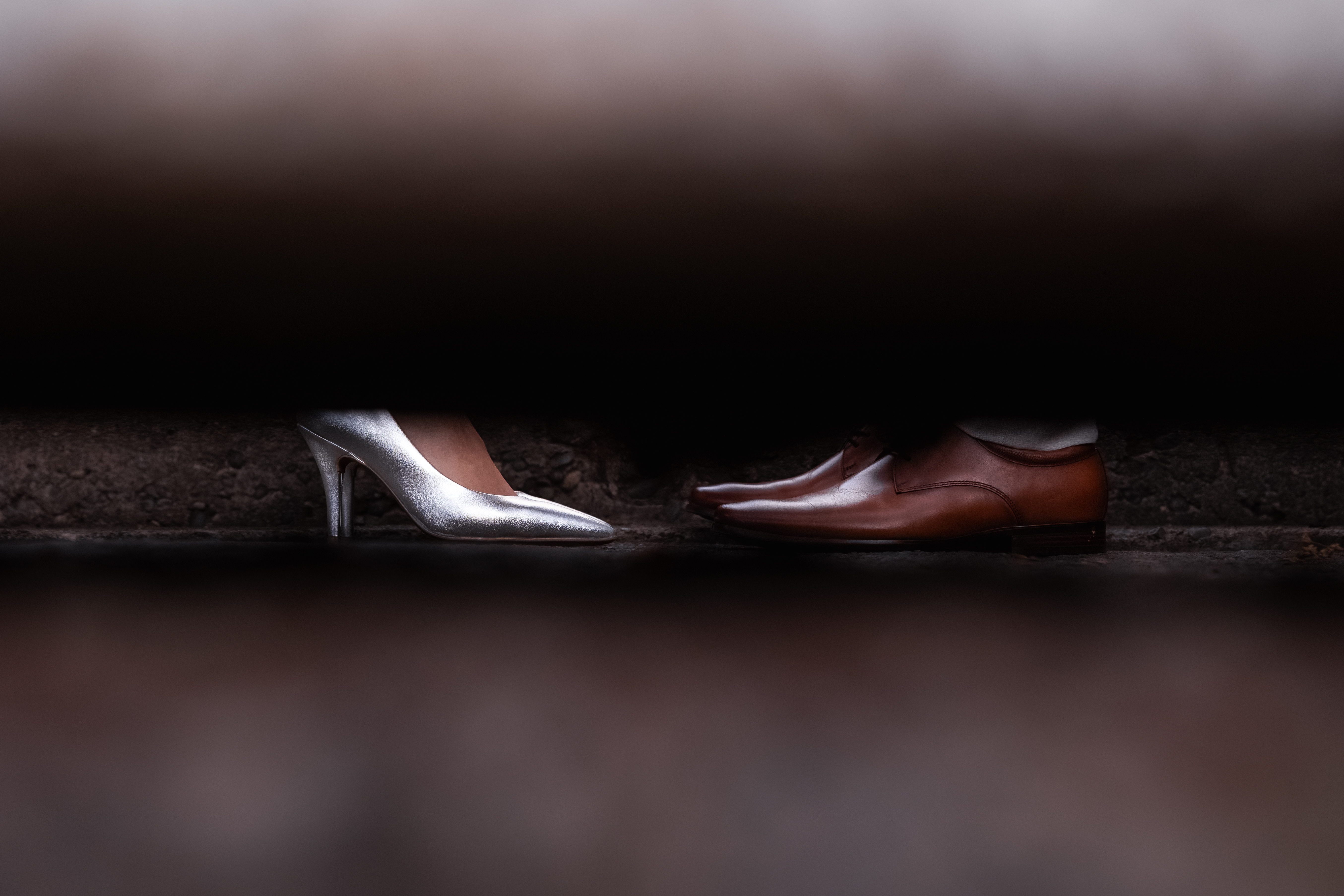 Zapatos de la novia y del novio uno al lado del otro